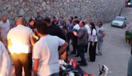 Sakarya'da sollama yapmak isteyen motosikletli istinat duvarından uçtu