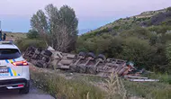 Malatya'da ekmek yüklü tır şarampole devrildi