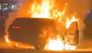 Diyarbakır'da alev topuna dönen elektrikli SUV yangın battaniyesiyle söndürüldü