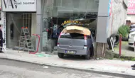 Samsun'da araç önce dubaya çarptı ardından terzi dükkanına daldı