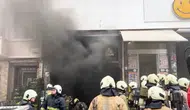 Fatih'te marketin deposunda yangın : Binada mahsur kalanlar kurtarıldı