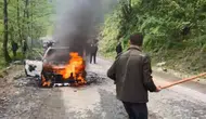Artvin’de seyir halindeki otomobil alev alev yandı : 3 kişi son anda kurtuldu