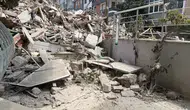 Avcılar'da kentsel dönüşüm yıkımında yan bina hasar gördü