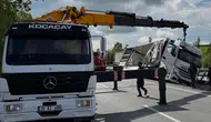 Afyonkarahisar'da eşya yüklü tır refüje yan yattı
