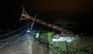 Elazığ'da otomobil elektrik direğine çarpıp ters döndü