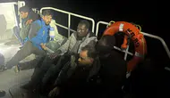 İzmir açıklarında iki ayrı operasyonda 66 düzensiz göçmen yakalandı