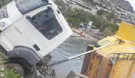 Muğla'da hafriyat kamyonu denize düştü : 2 yaralı