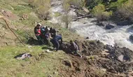 Hakkari'de bataklığa saplanan inek kurtarıldı