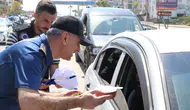 Mersin Silifke'de trafik uygulamalarında sürücülere yoğurt ve çilek ikramı