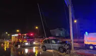 Karaman'da kaza : Otomobil refüjdeki tabelaya çarptı