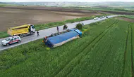 Arnavutköy'de Ukrayna tırı tarlaya devrildi : Yolculuk 3 kilometre sürdü