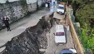 Hatay'da yol çöktü : Park halindeki 5 araç zarar gördü