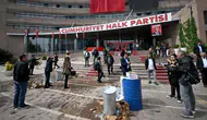 Özgür Özel'in merkezden ayrılmasının ardından afişi indirildi