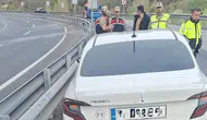 Erzincan'da otomobil bariyerlere çarptı : Bir çocuk yaralandı