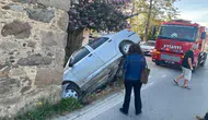 Bodrum'da otomobil taş binaya çarptı