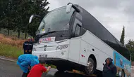 İzmir'de tur otobüsü rampa çıkamayarak şarampole kaydı