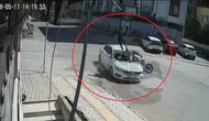 Hatay'da korkutan kaza : Motosiklet otomobile saplandı, 2 kişi havada uçtu