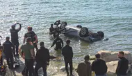Van Gölü'nde can pazarı : Otomobil göle uçtu , sürücü yaralandı