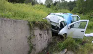 Kastamonu'da can pazarı : İstinat duvarına çarpan otomobilde 3 kişi yaşamını yitirdi