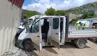 Malatya'da kamyonet şantiyeye daldı : Prefabrik yapıya çarpan araçta 3 yaralı
