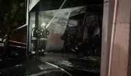 Başakşehir'de tamirhanede bulunan tır alev alev yandı