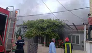 Çanakkale'de alev alev yanan ahşap ev kullanılmaz hale geldi