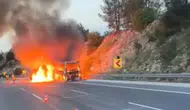 Mersin'de otoyolda yolcu otobüsü alev alev yandı