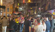 UEFA Avrupa Ligi finali için İstanbul'a gelen taraftarlar Taksim'de toplandı