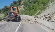 Kastamonu'da heyelan : Yol ulaşıma kapandı