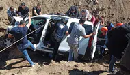 Muş'ta otomobil çaya düştü : 1 kişi yaralandı