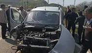 Van'da lastiği patlayan otomobil direğe çarptı : 1'i çocuk 4 yaralı