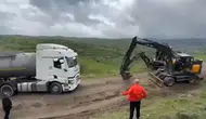 Bolu Gerede'de bayram trafiğinden kaçmak isteyen tırlar orman yolunda çamura saplandı