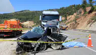 Antalya’da mermer yüklü tır ile otomobil çarpıştı : 2 ölü