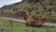 Uykusunda dehşeti yaşadı ! Giresun'da dağdan kopan kaya eve girdi