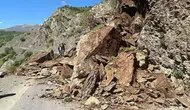 Hakkari Şemdinli'de heyelan : Dev kaya parçaları yolu kapattı