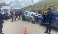 Sivas'ta otomobiller kafa kafaya çarpıştı : 3'ü çocuk 8 yaralı