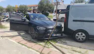 Antalya Manavgat'ta yolcu minibüsü park halindeki araçlara çarptı : 4 yaralı
