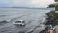 Kuşadası’nda otomobil denize uçtu: 1 kişi yaralandı