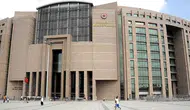 Çağlayan Adliyesi'nde panik : Şüphelinin çantasından çıkanlar şoke etti