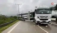 Osmaniye'de otomobil taşıyan tır yoldan çıktı