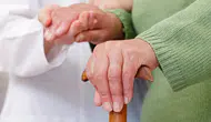 Huzurevleri ve yaşlı bakım merkezlerinde yeni dönem : 70 yaş sınırı ve seviyeli bakım sistemi yürürlüğe girdi