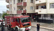Kocaeli'de apartman dairesinde yangın : 3 kişi dumandan etkilendi