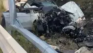 Mersin Tarsus'ta otomobil direğe çarptı : 1 ölü, 1 yaralı