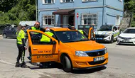 Zonguldak'ta trafik denetiminde yolcu taşıyan taksi şoförü firari çıktı