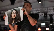 Haluk Levent, konserde Gülistan Doku posteri açıp aileye destek verdi