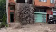 Ordu’da sel suları evin içinden girip balkondan caddeye aktı