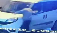İzmir'de park halindeki otomobillere saldırı anı kameralara yansıdı