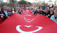 Elazığ'da 19 Mayıs coşkusu : 100 metrelik Türk bayrağıyla fener alayı düzenlendi