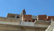 Antalya'da inşaatta mahsur kalan usta, itfaiye tarafından kurtarıldı