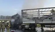 Çatalca'da panik anları : Seyir halindeki tırda yangın çıktı